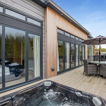 Woodhall Country Park Lodges วูดฮอลล์สปา ภายนอก รูปภาพ