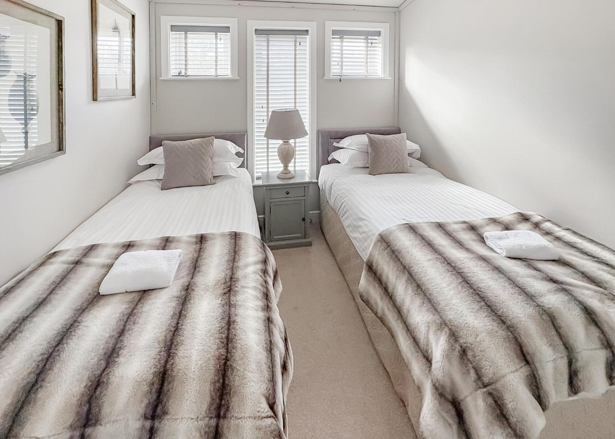 Woodhall Country Park Lodges วูดฮอลล์สปา ภายนอก รูปภาพ